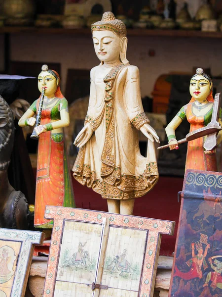 Jaisalmer India Juni 2008 Buddha Statue Und Zwei Indische Frauen — Stockfoto