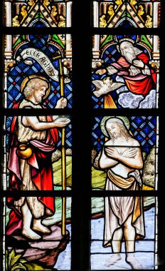 Sint Truiden, Belçika - 21 Nisan 2013: vitray İsa'nın vaftiz nehir Jordan, Limburg, Belçika için Saint Truiden Katedrali Saint John tarafından tasvir.