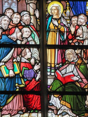 Stabroek, Belçika - 27 Haziran 2015: Meryem ve İsa'nın müritleri Stabroek Kilisesi, Belçika içinde toplanması tasvir vitray pencere.