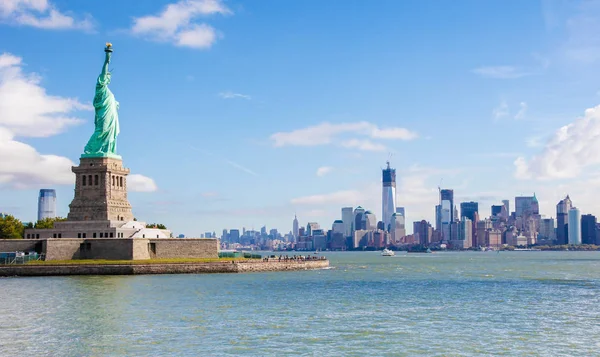 View Statue Liberty Manhattan Skyline New York City United States — Stock Photo, Image