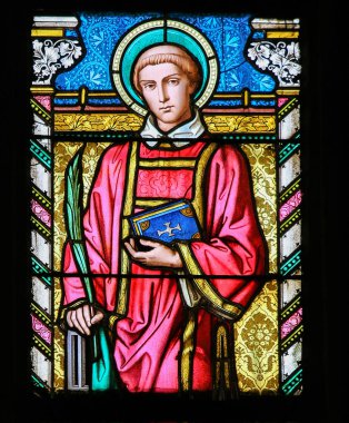 Prague, Çek Cumhuriyeti - 2 Nisan 2016: vitray St. Vitus Katedrali, Prag, Roma, erken bir Hıristiyan şehit Saint Lawrence tasvir içinde.