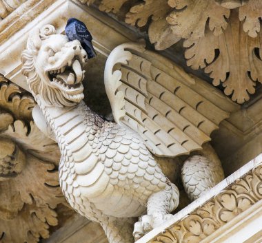 Lecce, İtalya - 13 Mart 2015: Ejderha heykeli Basilica of Santa Croce, Lecce, Apulia bölgesinin en bilinen, Güney İtalya tarihi şehir ünlü barok Kilisesi. 