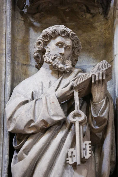 西班牙奥维耶多 2014年7月17日 西班牙阿斯图里亚斯奥维多大教堂的圣彼得或彼得鲁斯雕像 — 图库照片