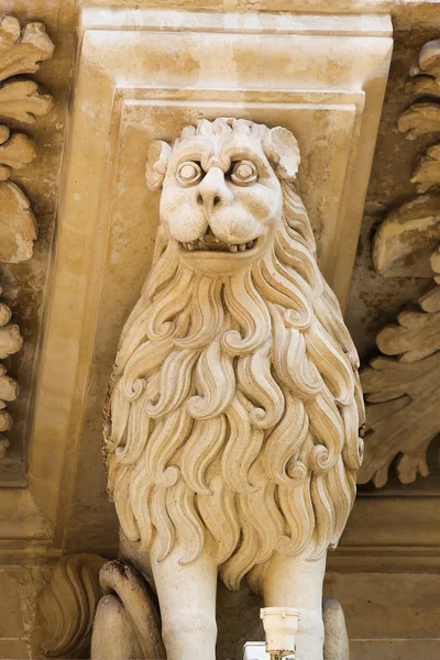 Lecce, İtalya - 13 Mart 2015: Basilica of Santa Croce, Lecce, Apulia, Güney İtalya'ünlü barok Kilisesi, aslan heykeli. 