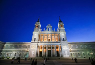 Almudena Katedrali de şehir Madrid, İspanya ana katolik kilisesidir.