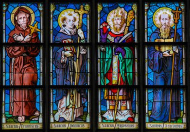 Leuven, Belçika - 29 Haziran 2013: vitray Kilisesi, Saint Francis, Saint Dominic, Saint Augustine ve Aziz Benedict tasvir Leuven, Belçika, içinde.
