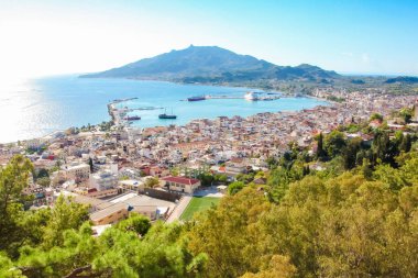 Yunanistan 'daki İyon Denizi' ndeki Zakynthos adasının başkenti Zakynthos 'un manzarası. Zakynthos ünlü bir turizm merkezidir..