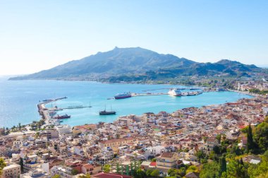 Yunanistan 'daki İyon Denizi' ndeki Zakynthos adasının başkenti Zakynthos 'un manzarası. Zakynthos ünlü bir turizm merkezidir..