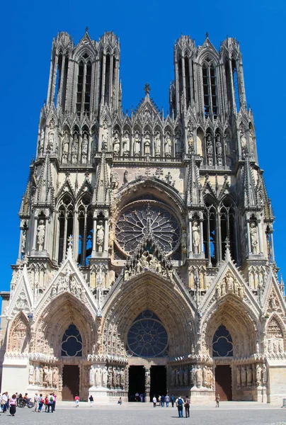 샴페인 프랑스 이상의 관광객을 유명한 양식의 가톨릭 교회에에서 Reims 프랑스 — 스톡 사진