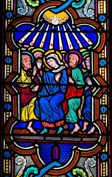 摩纳哥 2018年11月13日 摩纳哥大教堂内的彩色玻璃 描绘玛丽和五旬节的使徒 — 图库照片