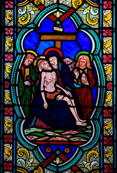 モナコ 2018 彼の母 聖母マリアの膝の上の十字架から取られるイエスの死んだ体を描いたモナコ大聖堂のステンド グラス — ストック写真