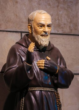 Monaco - 13 Kasım 2018: Heykel Padre Pio, olarak da bilinen Saint Pio Pietrelcina, Monaco Katedrali.