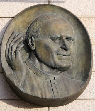 Monaco - 13 Kasım 2018: Papa John Paul II Heykel portresi bir duvara Monaco Katedrali.