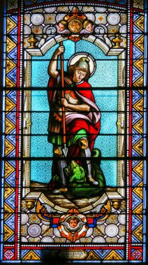 Saint Paul, Fransa - 15 Kasım 2018: Saint George ejderha öldürmek tasvir vitray yılında Kilisesi, Saint-Paul-de-Vence, Fransa,