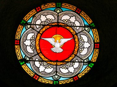 Antibes, Fransa - 16 Kasım 2018: vitray kilise Antibes, güvercin, sembolü Kutsal Ruh'un tasvir eden Fransa,