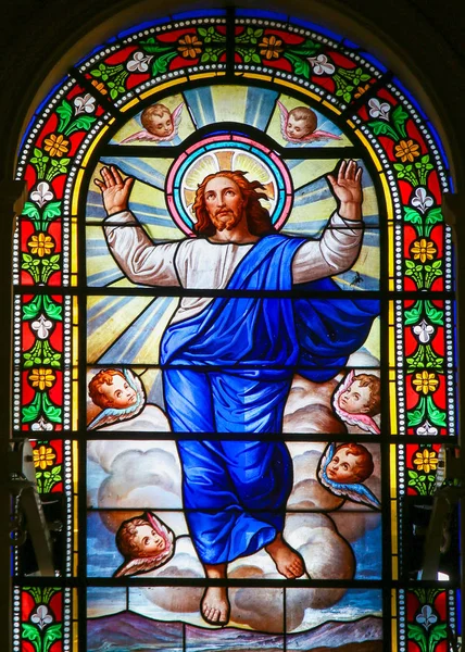 法国安蒂布 2018年11月16日 法国安蒂布教堂的彩色玻璃 描绘了被天堂天使包围的耶稣基督 — 图库照片