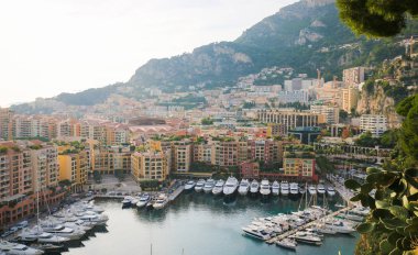 Monaco - 13 Kasım 2018: Le Rocher görünümünden Fransız Riveira, Monako Prensliği bağlantı noktası deniz yat limanında üzerinde.