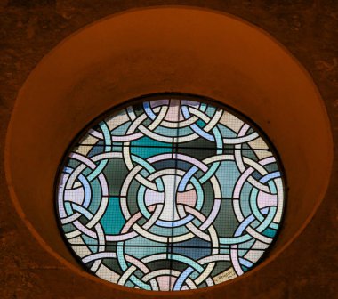 Saint Paul, Fransa - 16 Kasım 2018: Yuvarlak vitray pencere içinde Kilisesi, Saint-Paul-de-Vence, Fransa.