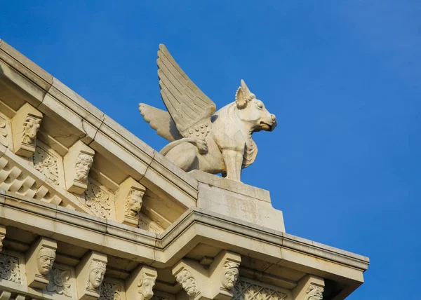 Escultura Toro Que Simboliza San Lucas Evangelista Exterior Catedral Mónaco — Foto de Stock