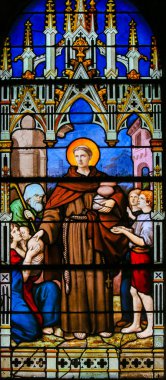 Paris, Fransa - 10 Şubat 2019: Saint Severin Kilisesi'nde Vitray, Latin Mahallesi, Paris, Fransa, yoksullara ekmek dağıtan bir Katolik Azizi tasvir.