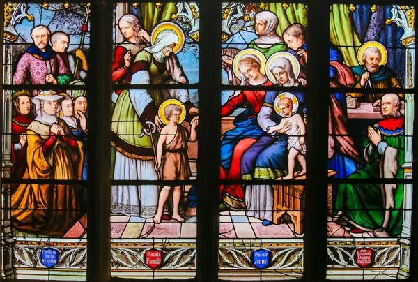 フランス 2019年2月10日 聖セベリン教会のステンドグラス ラテンクォーター フランス 両親と一緒に子供としてイエスと聖ヨハネを描く — ストック写真