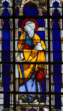 Paris, Fransa - 10 Şubat 2019: Saint Severin Kilisesi'nde Vitray, Latin Mahallesi, Paris, Fransa, Aziz Paul'un kılıç taşımasını tasvir eden