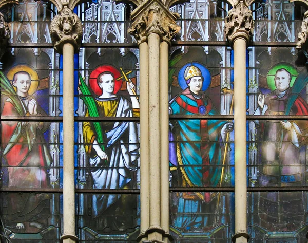 法国巴黎 2019年2月10日 法国巴黎拉丁区圣塞韦林教堂的彩色玻璃 描绘天主教圣徒 — 图库照片