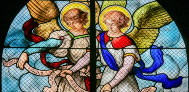 Paris, Fransa - 10 Şubat 2019: Saint Severin Kilisesi'nde Vitray, Latin Mahallesi, Paris, Fransa, Melekleri tasvir