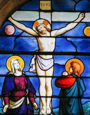 Paris, Fransa - 10 Şubat 2019: İsa Çarmıhta, Meryem ve Aziz John ile tasvir vitray yılında Kilisesi, Saint Severin, Latin Quarter, Paris, Fransa,