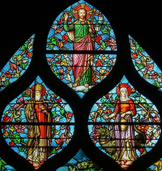 法国巴黎 2019年2月10日 法国巴黎拉丁区圣塞韦林教堂的彩色玻璃 描绘耶稣基督和两个圣徒 包括圣玛格丽特和龙 — 图库照片