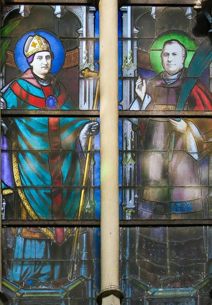 法国巴黎 2019年2月10日 法国巴黎拉丁区圣塞韦林教堂的彩色玻璃 描绘天主教圣徒 — 图库照片