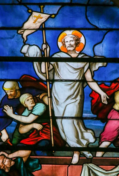 法国巴黎 2019年2月10日 法国巴黎拉丁区圣塞韦林教堂的彩色玻璃 描绘耶稣从坟墓中奇迹般地升起 — 图库照片