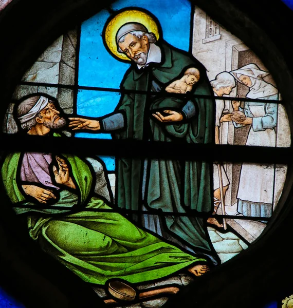 Saint Vincent de Paul op een gebrandschilderd glas in Parijs — Stockfoto