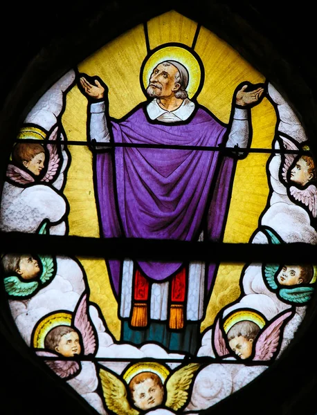 Sfântul Vincențiu de Paul pe un pahar vitrat din Paris — Fotografie, imagine de stoc