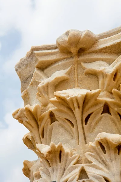 Korintiska orden i den antika romerska staden Caesarea i Israel — Stockfoto