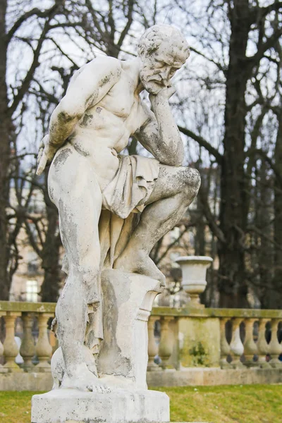 Socha Maria na troskách Kartága v Jardin de luxem — Stock fotografie