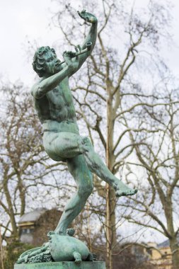 Jardin de Luxembourg'da Dans Eden Faun Heykeli, Paris, Frangı