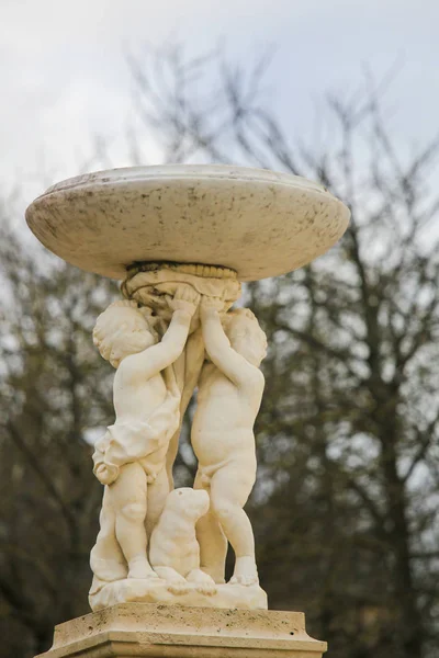 Statuetki i fontanna w Jardin de Luxembourg, Paryż, Francja — Zdjęcie stockowe