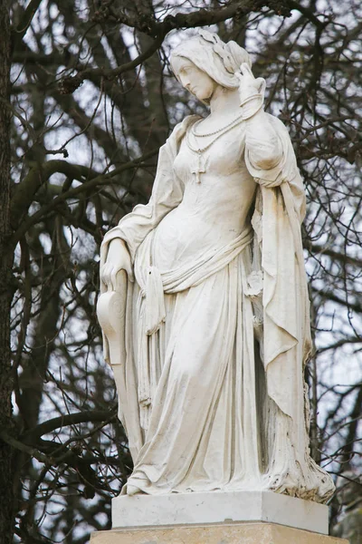 Standbeeld van Clemence Isaure in de Jardin du Luxembourg, Parijs, FR — Stockfoto