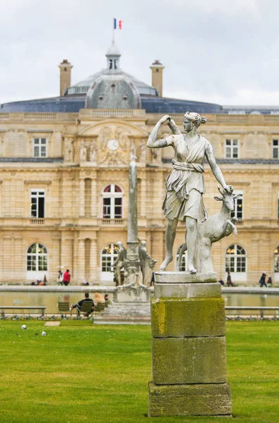 Staty av Diana i Jardin du Luxembourg, Paris, Frankrike — Stockfoto