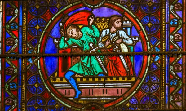 Gebrandschilderd glas in Notre Dame, Parijs beeltenis van dieven — Stockfoto