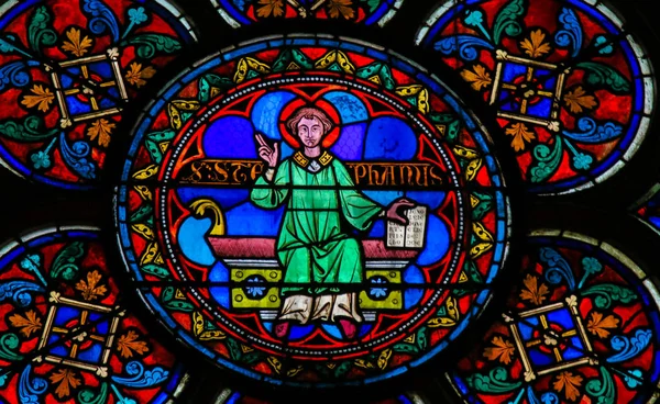 Gebrandschilderd glas in de Notre Dame, Parijs, van de Heilige Stefanus — Stockfoto