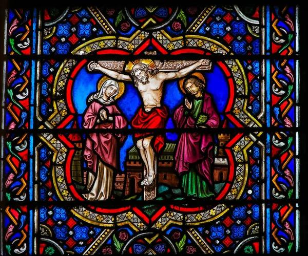Barevné sklo v Notre Dame, Paříž-Ježíš na kříži — Stock fotografie