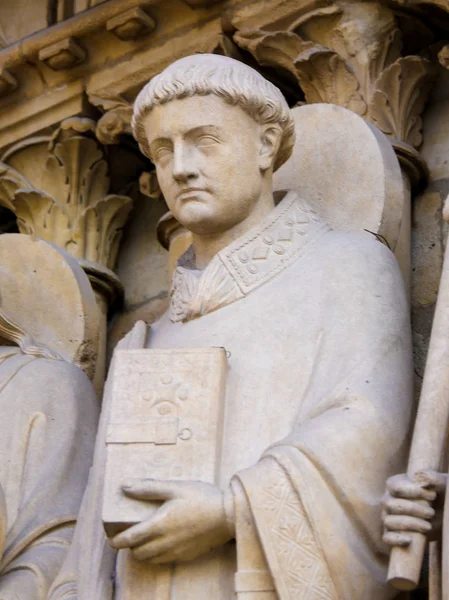 Statue of Saint Stephen at Notre Dame, Paris — Stock Photo, Image