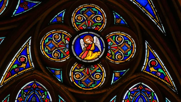 ノートルダムのステンドグラス、パリ - 祈りの天使 ロイヤリティフリーのストック写真