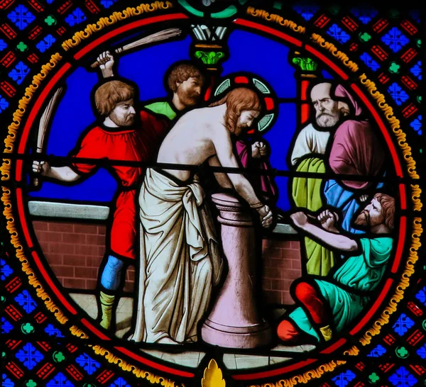 Gebrandschilderd glas in Notre-Dame-des-Flots, Le Havre-flagellation o Stockfoto