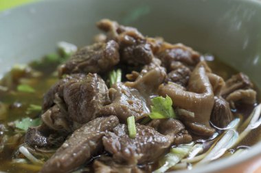 Kızarmış domuz çorbası Tay tarzı kapalı.