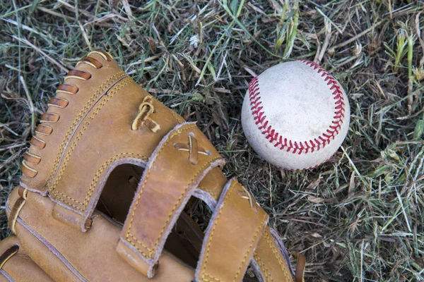 Rękawica Baseball Używane Baseball Zielonej Trawie — Zdjęcie stockowe