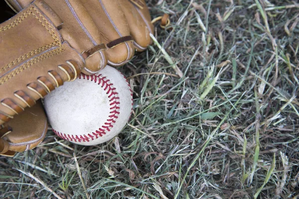 Honkbal Handschoen Gebruikte Honkbal Groen Gras — Stockfoto