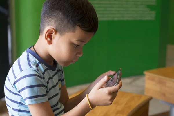 Child Looking Screen Playing Games Using Apps People Technology Leisure — Stock Photo, Image